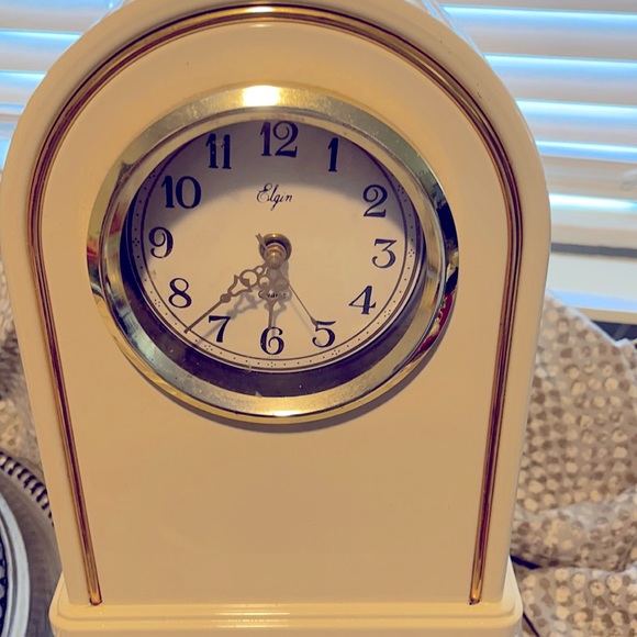 Elgin Clock Wall Decor Vintage Elgin Desk Or Mantle Clock Runs On